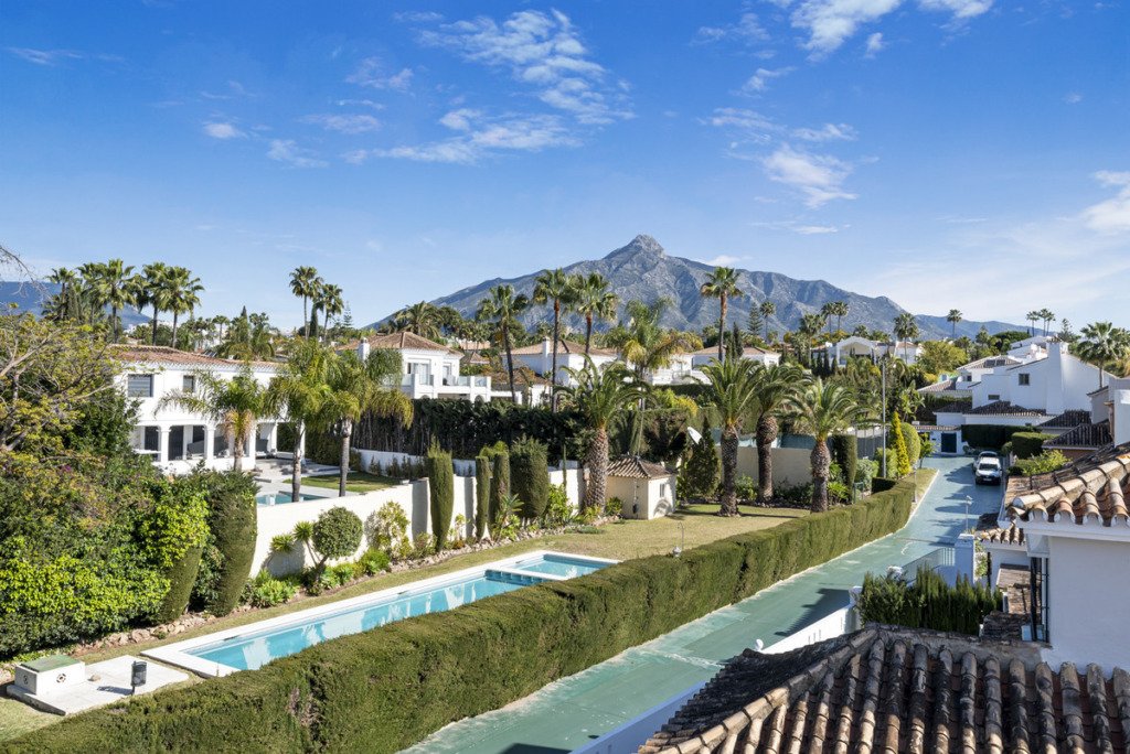 Villa – Chalet — Nueva Andalucía