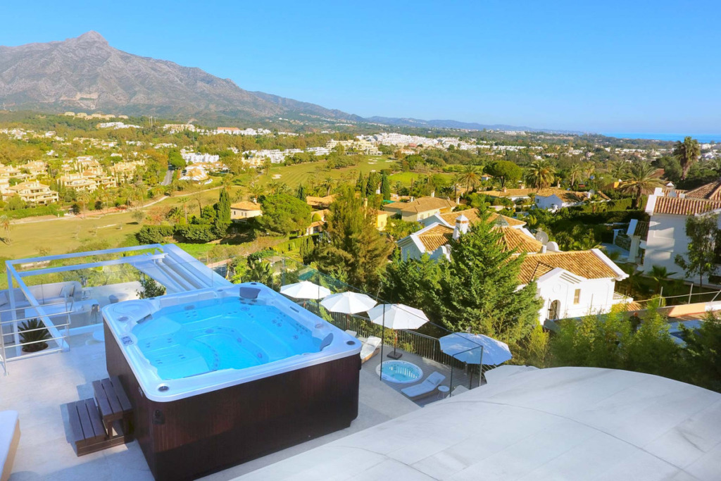 Detached Villa — Nueva Andalucía