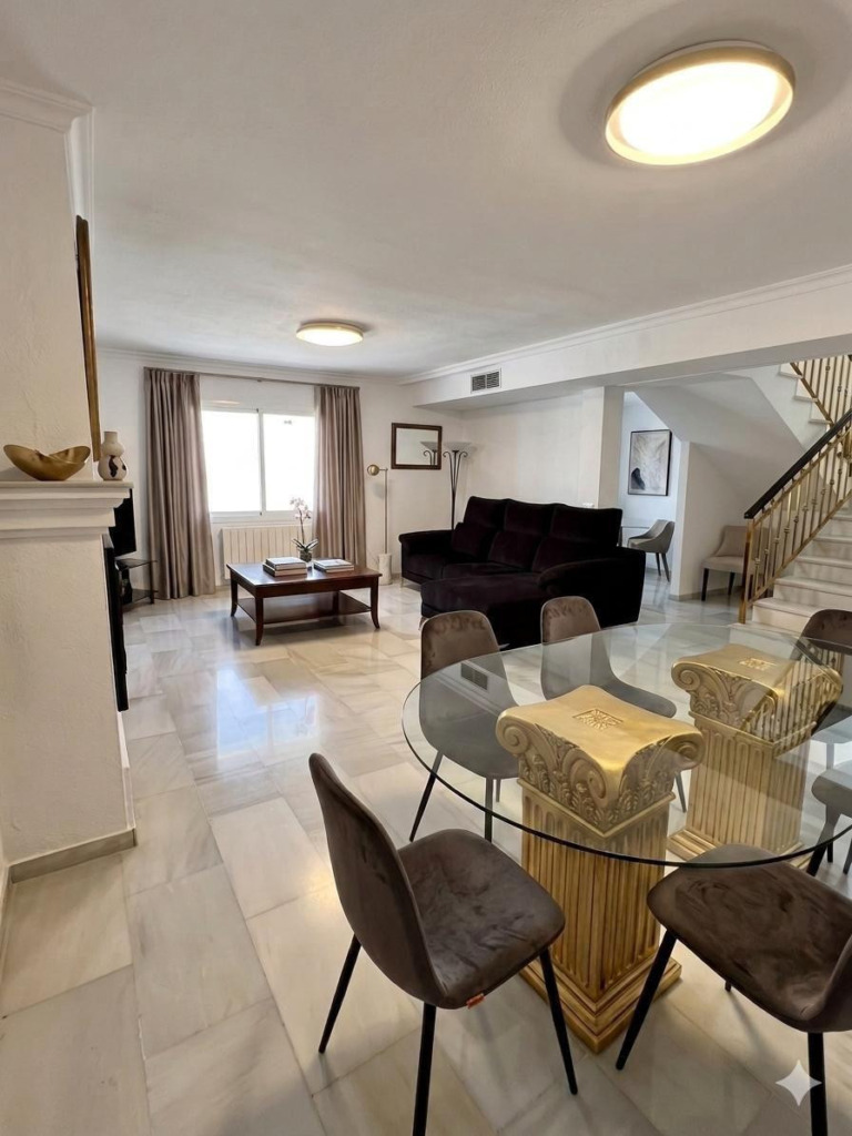 Villa – Chalet — Nueva Andalucía