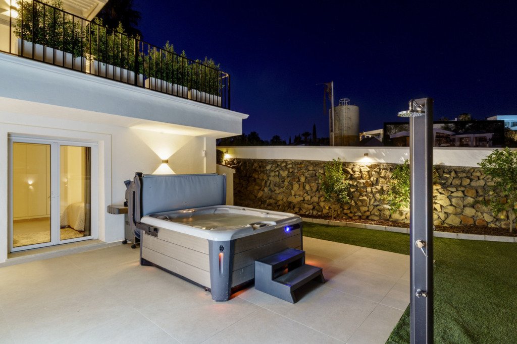 Detached Villa — Nueva Andalucía