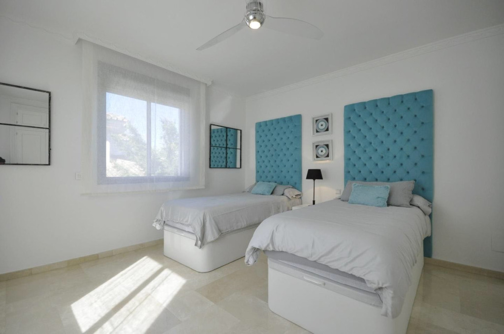 Detached Villa — Nueva Andalucía