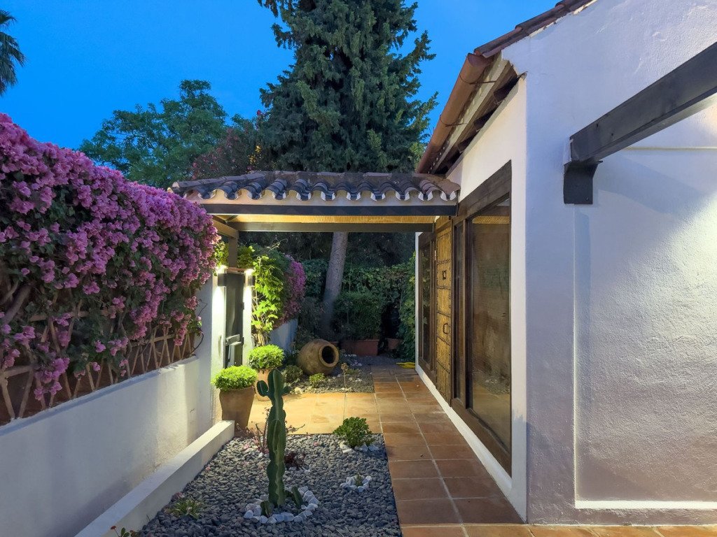 Villa – Chalet — Nueva Andalucía