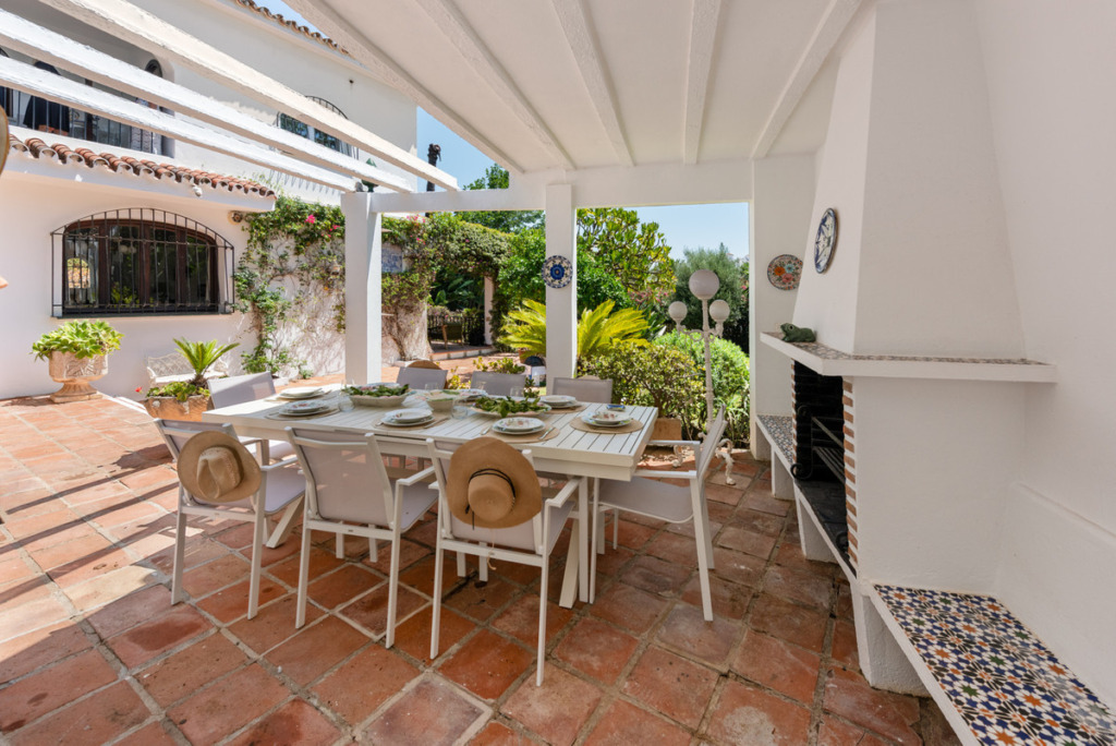 Villa – Chalet — Nueva Andalucía