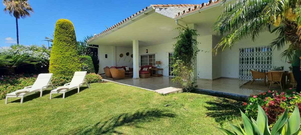 Villa – Chalet — Guadalmina Baja