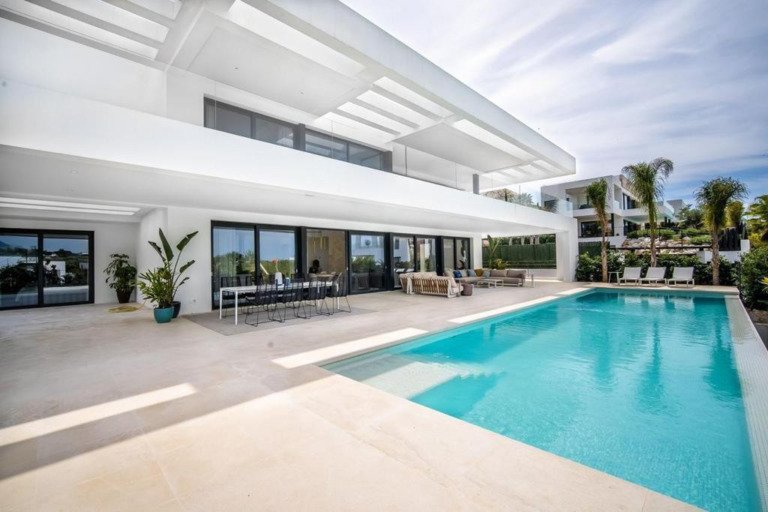 Detached Villa — Nueva Andalucía