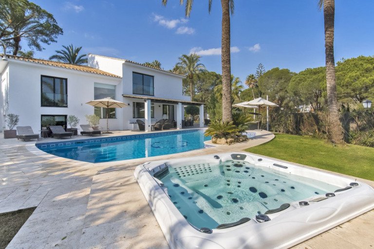 Detached Villa — Nueva Andalucía