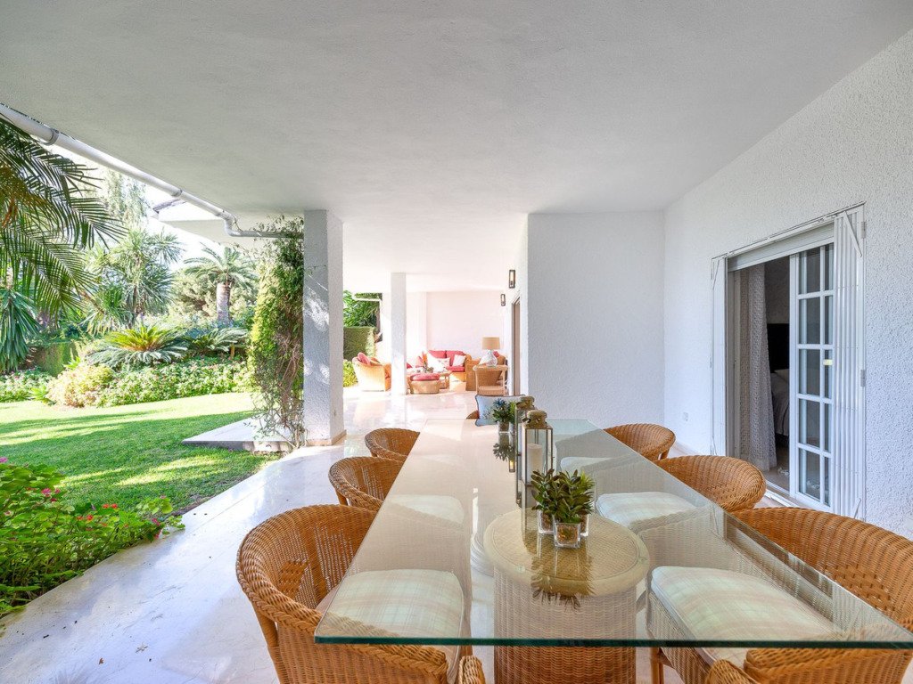 Villa – Chalet — Guadalmina Baja