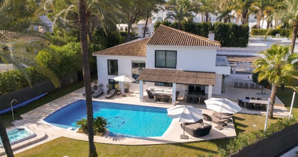 Villa – Chalet — Nueva Andalucía