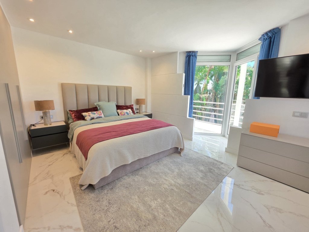 Villa – Chalet — Nueva Andalucía