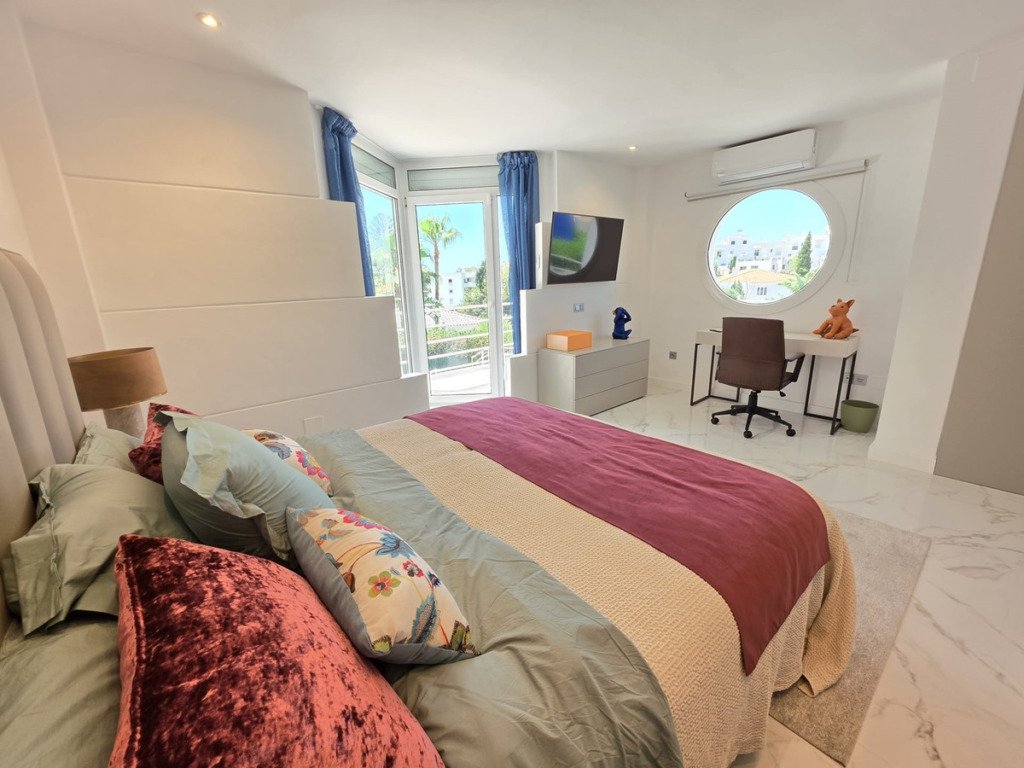 Villa – Chalet — Nueva Andalucía