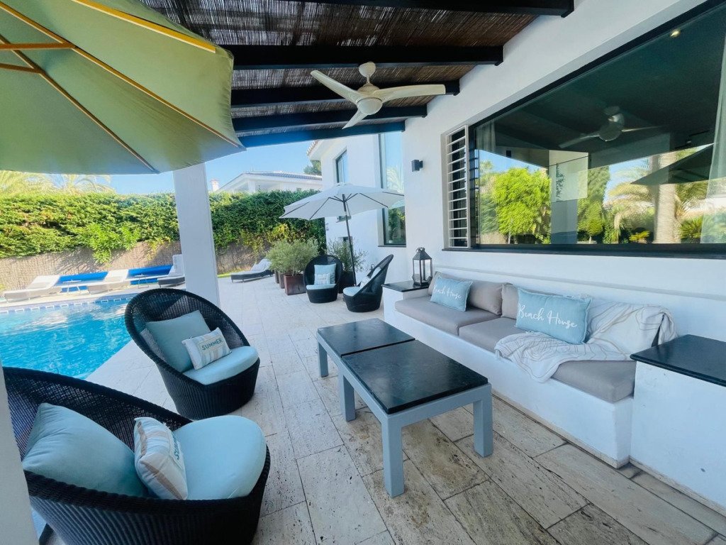 Detached Villa — Nueva Andalucía