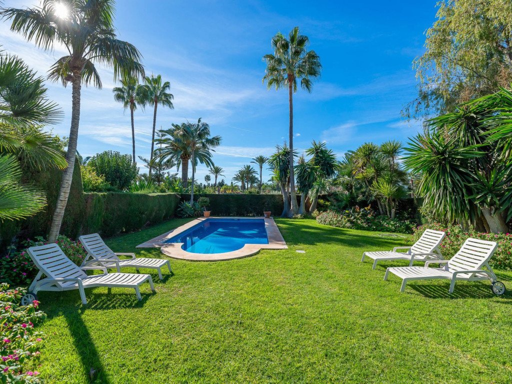 Villa – Chalet — Guadalmina Baja