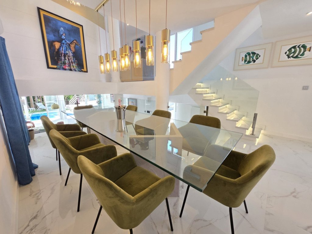 Villa – Chalet — Nueva Andalucía