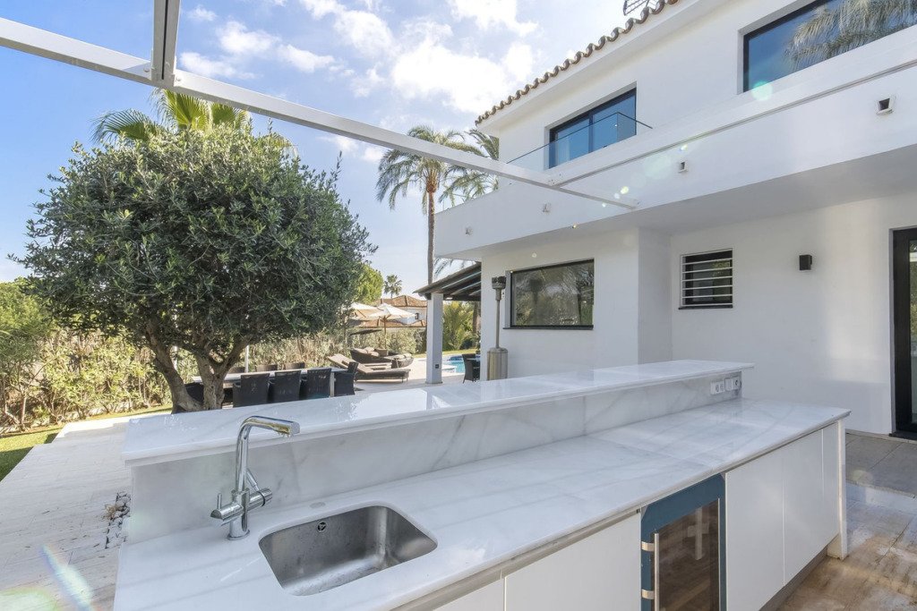 Detached Villa — Nueva Andalucía