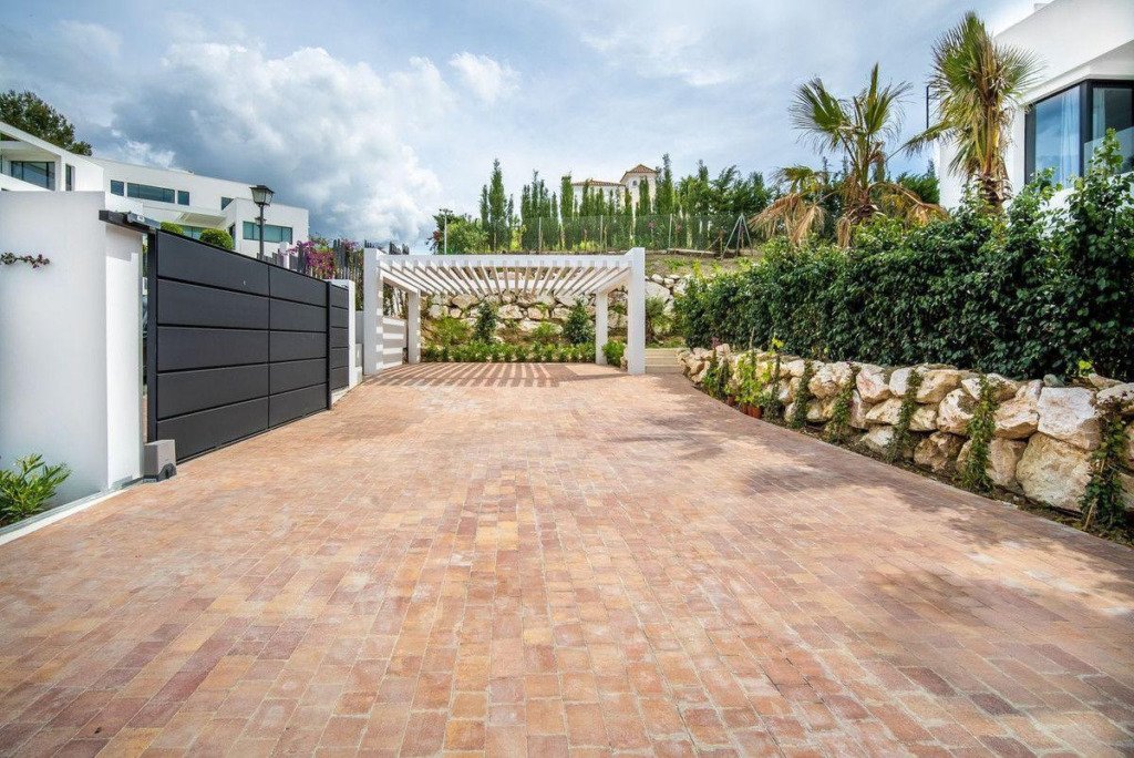 Detached Villa — Nueva Andalucía