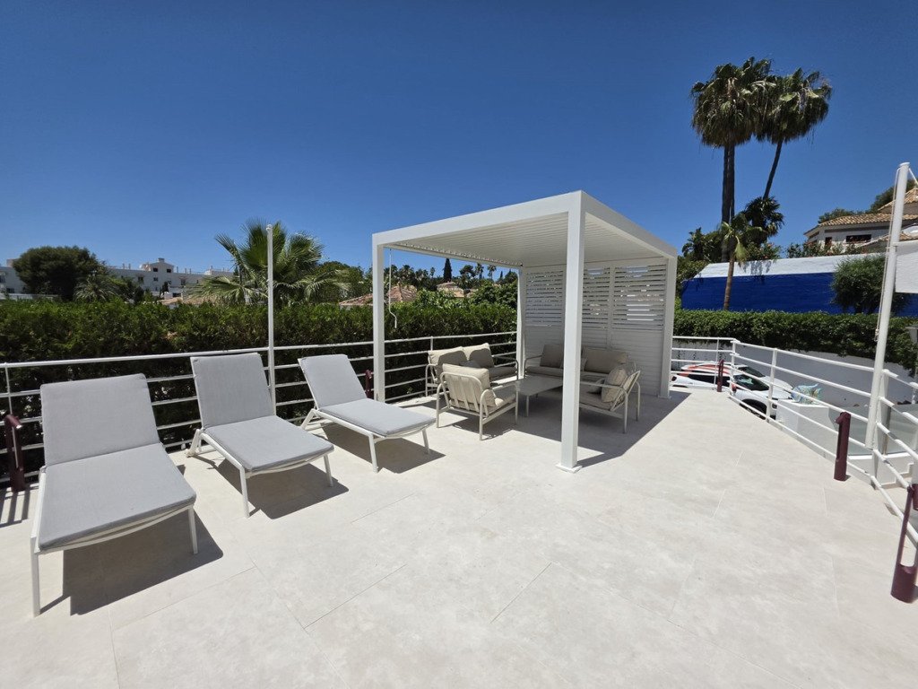 Villa – Chalet — Nueva Andalucía