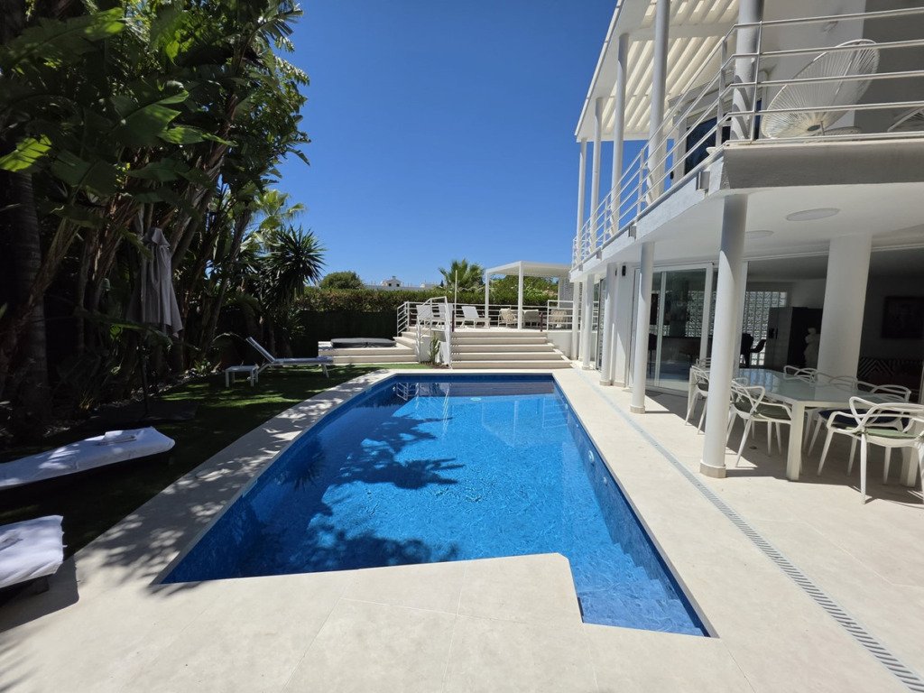 Villa – Chalet — Nueva Andalucía