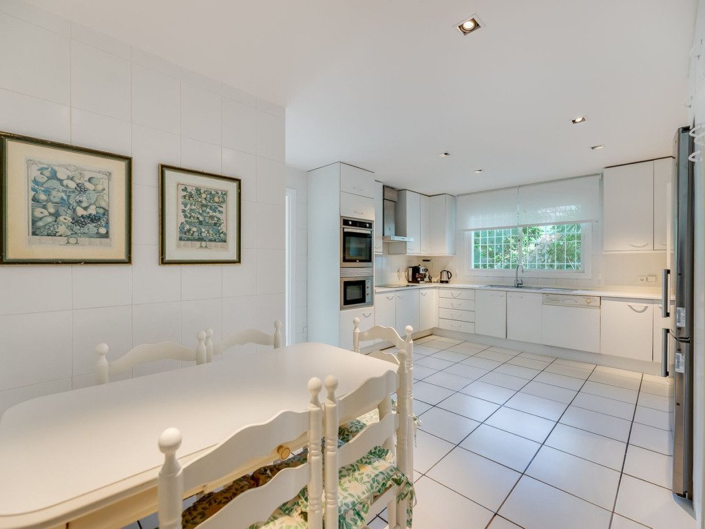 Villa – Chalet — Guadalmina Baja