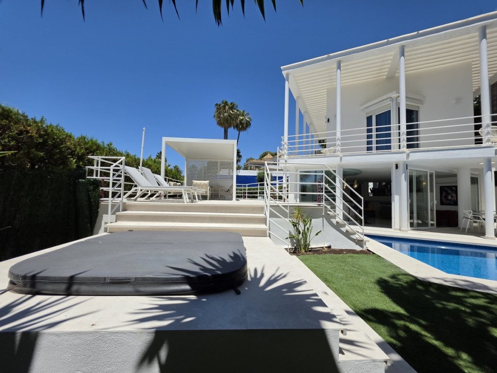 Villa – Chalet — Nueva Andalucía