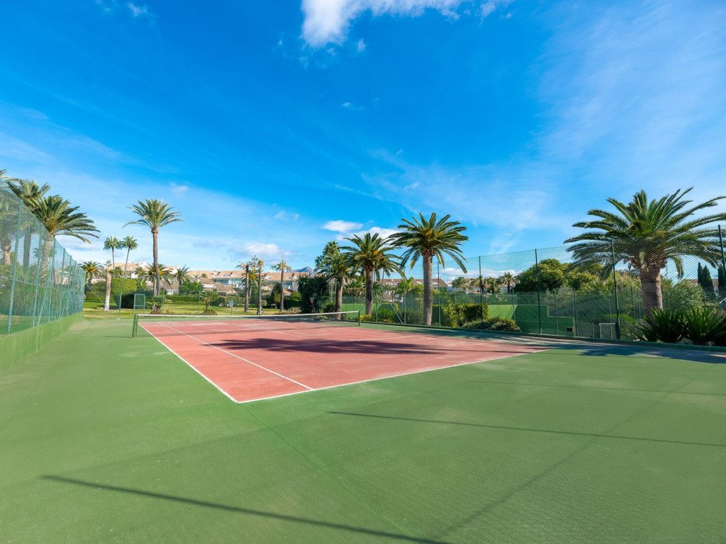 Villa – Chalet — Guadalmina Baja