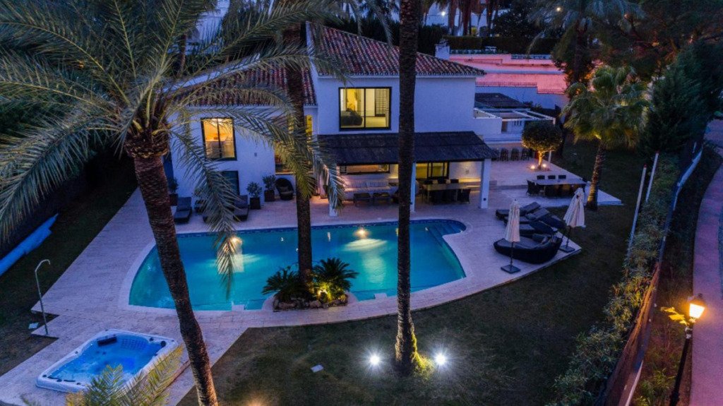 Villa – Chalet — Nueva Andalucía