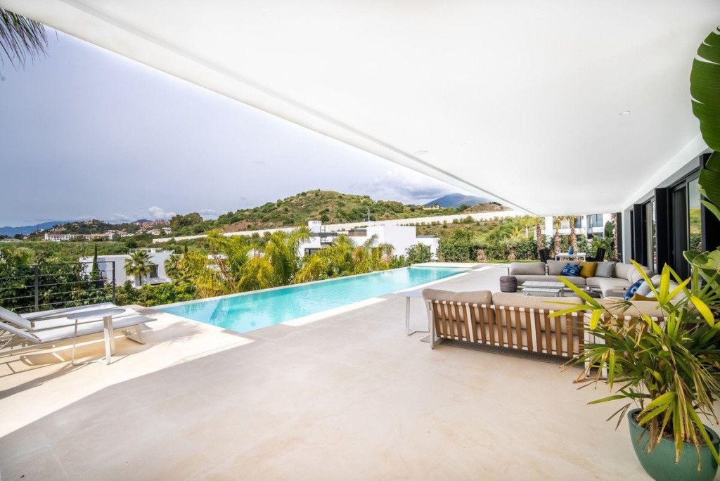 Detached Villa — Nueva Andalucía