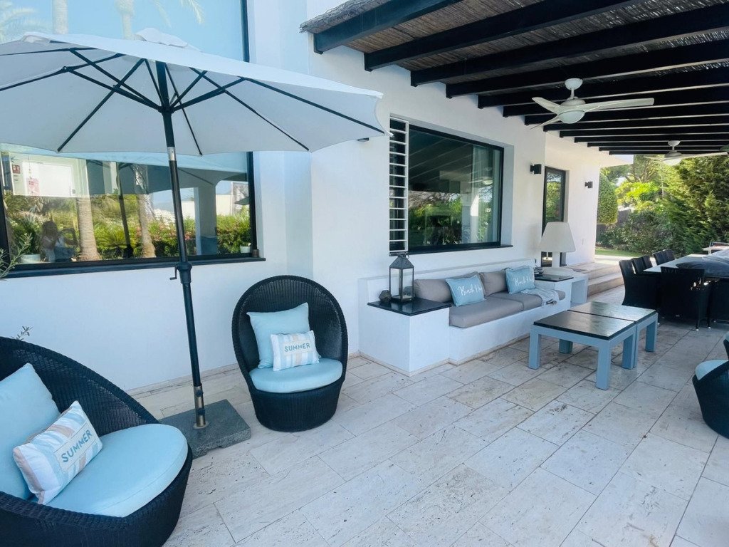Detached Villa — Nueva Andalucía