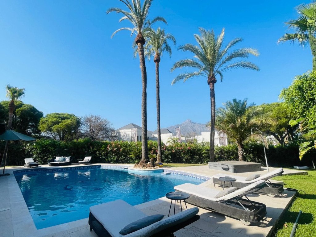 Detached Villa — Nueva Andalucía