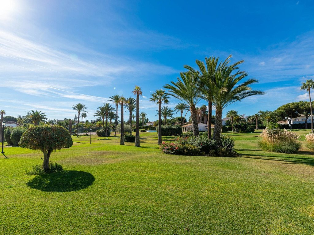 Villa – Chalet — Guadalmina Baja