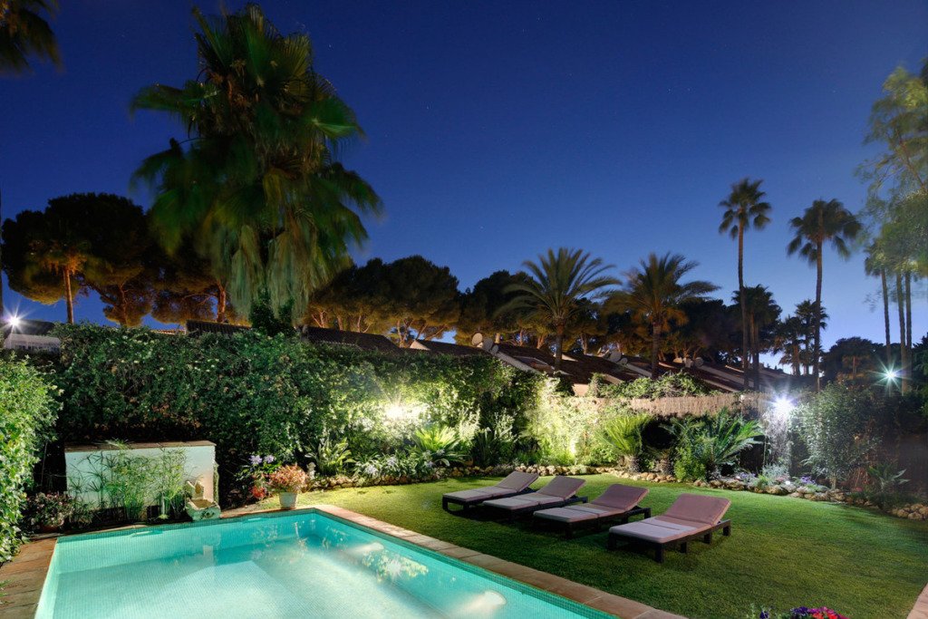 Villa – Chalet — Nueva Andalucía