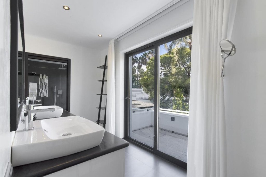 Villa – Chalet — Nueva Andalucía
