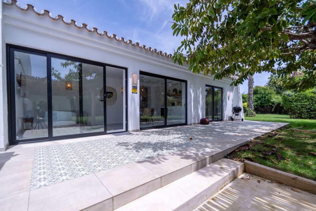 Villa – Chalet — Guadalmina Baja