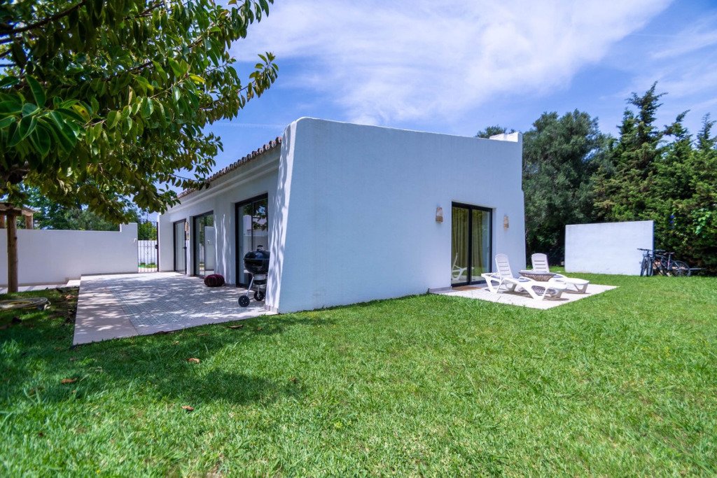Villa – Chalet — Guadalmina Baja