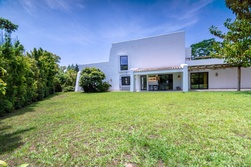 Villa – Chalet — Guadalmina Baja