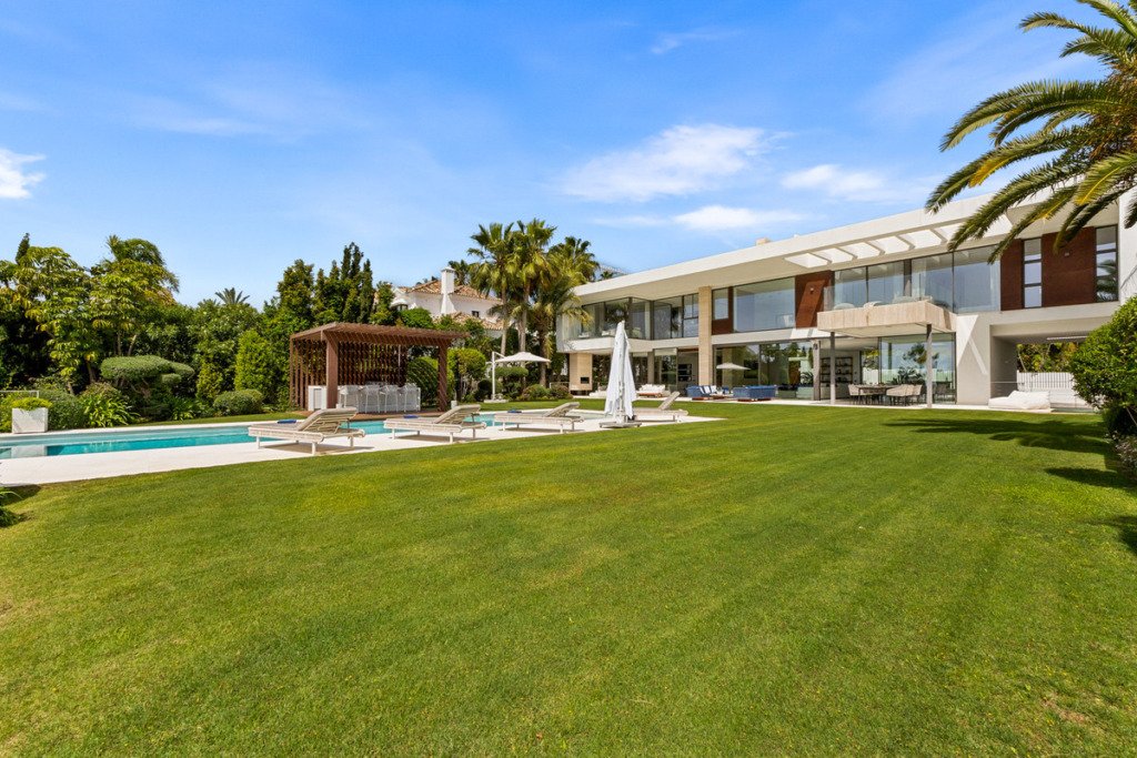 Detached Villa — Nueva Andalucía