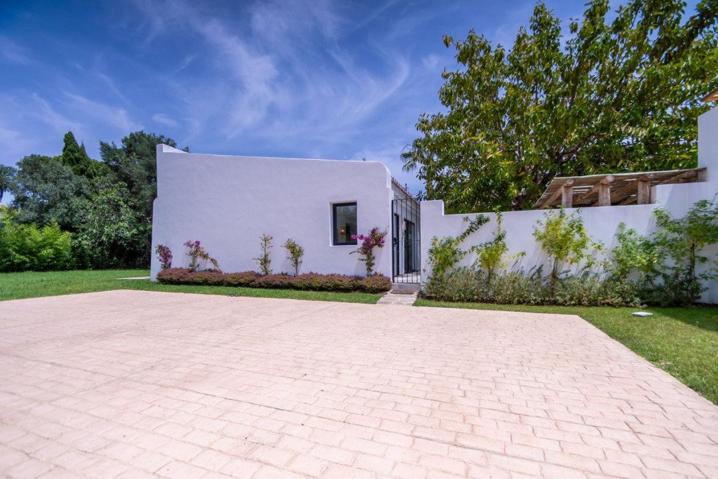 Villa – Chalet — Guadalmina Baja