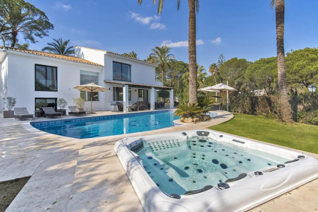 Villa – Chalet — Nueva Andalucía