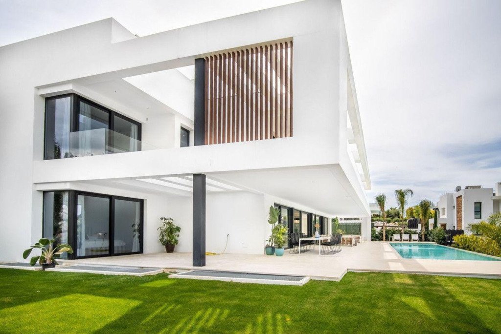 Detached Villa — Nueva Andalucía