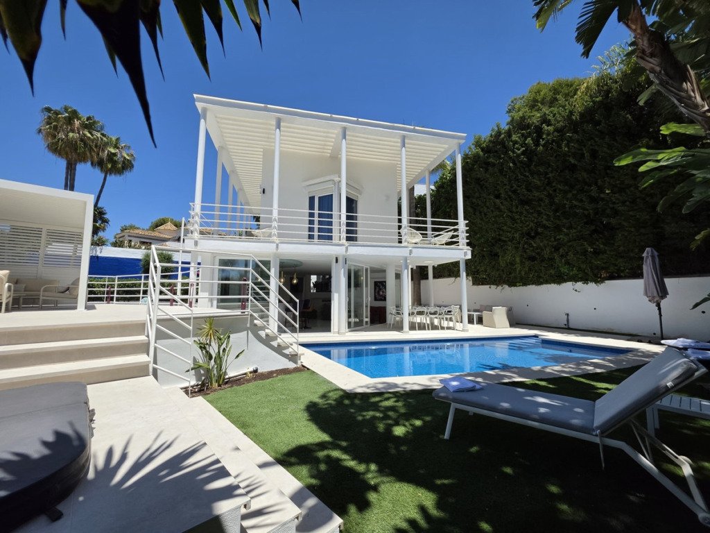 Villa – Chalet — Nueva Andalucía