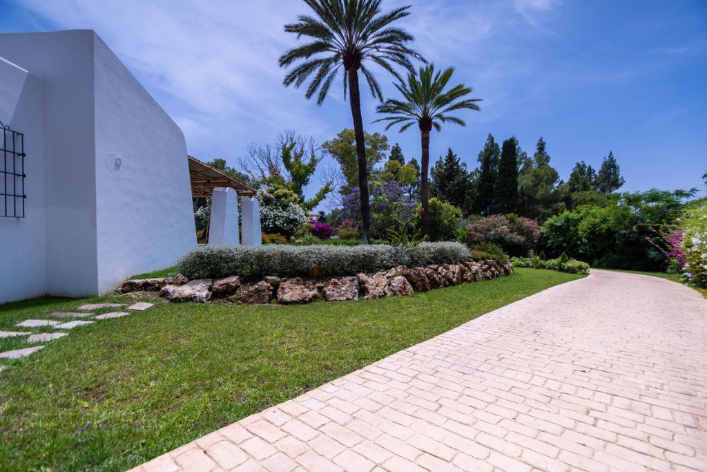 Villa – Chalet — Guadalmina Baja