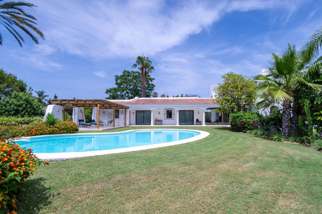 Villa – Chalet — Guadalmina Baja