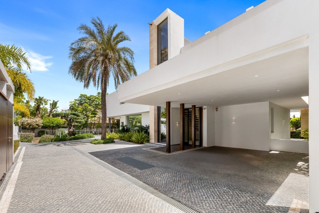 Detached Villa — Nueva Andalucía