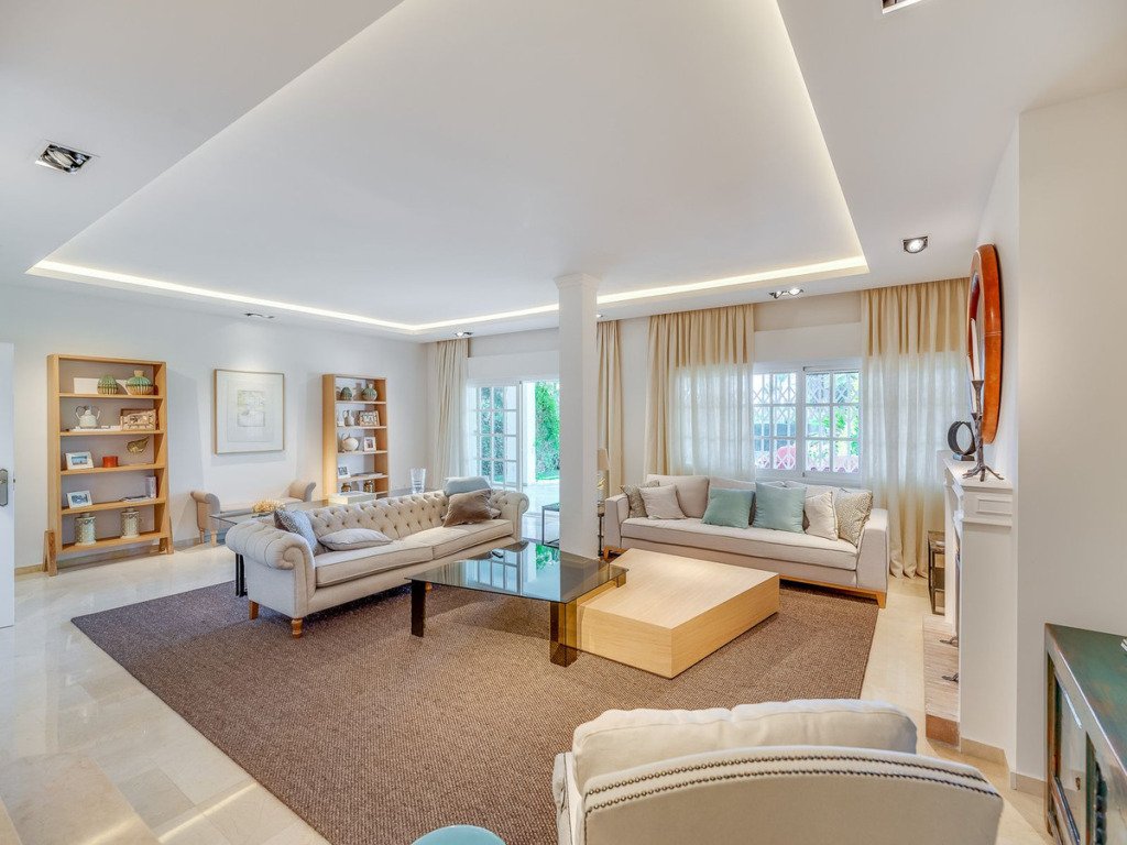 Villa – Chalet — Guadalmina Baja