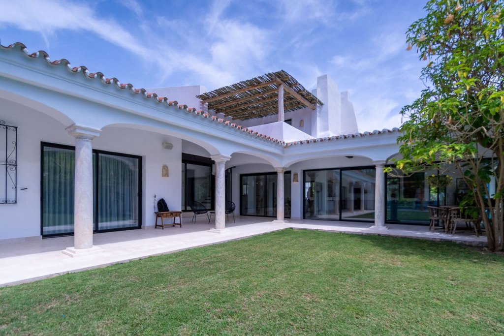 Villa – Chalet — Guadalmina Baja