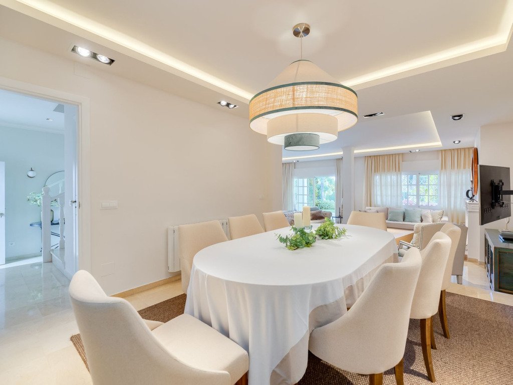 Villa – Chalet — Guadalmina Baja