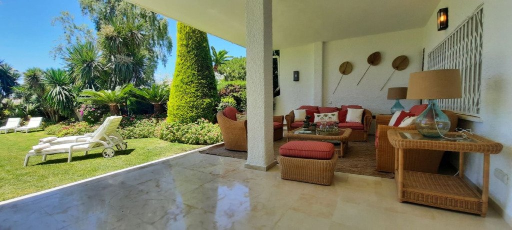 Villa – Chalet — Guadalmina Baja