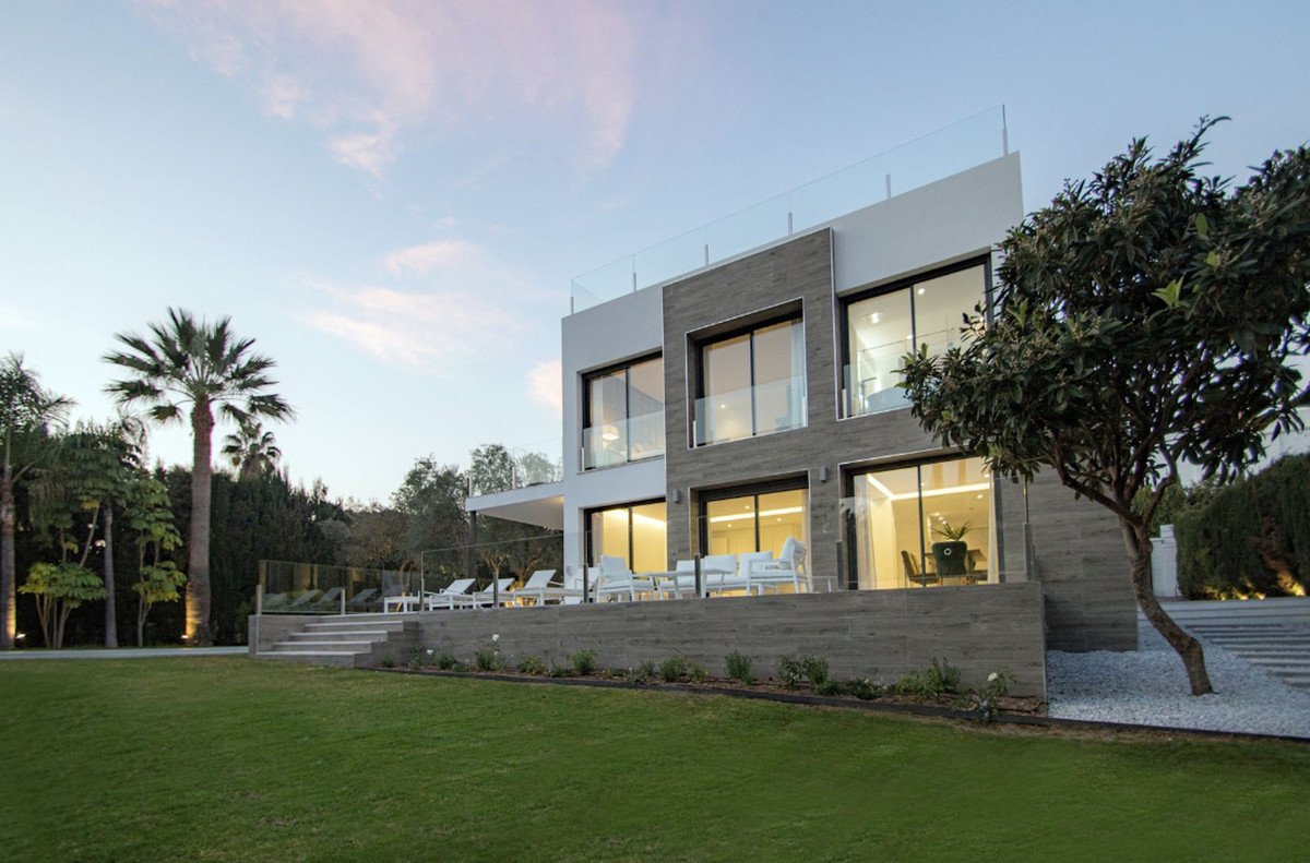 Detached Villa — Nueva Andalucía