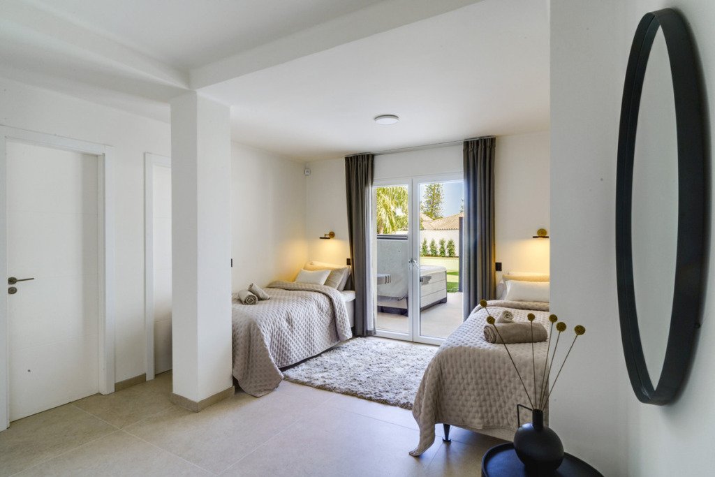 Detached Villa — Nueva Andalucía