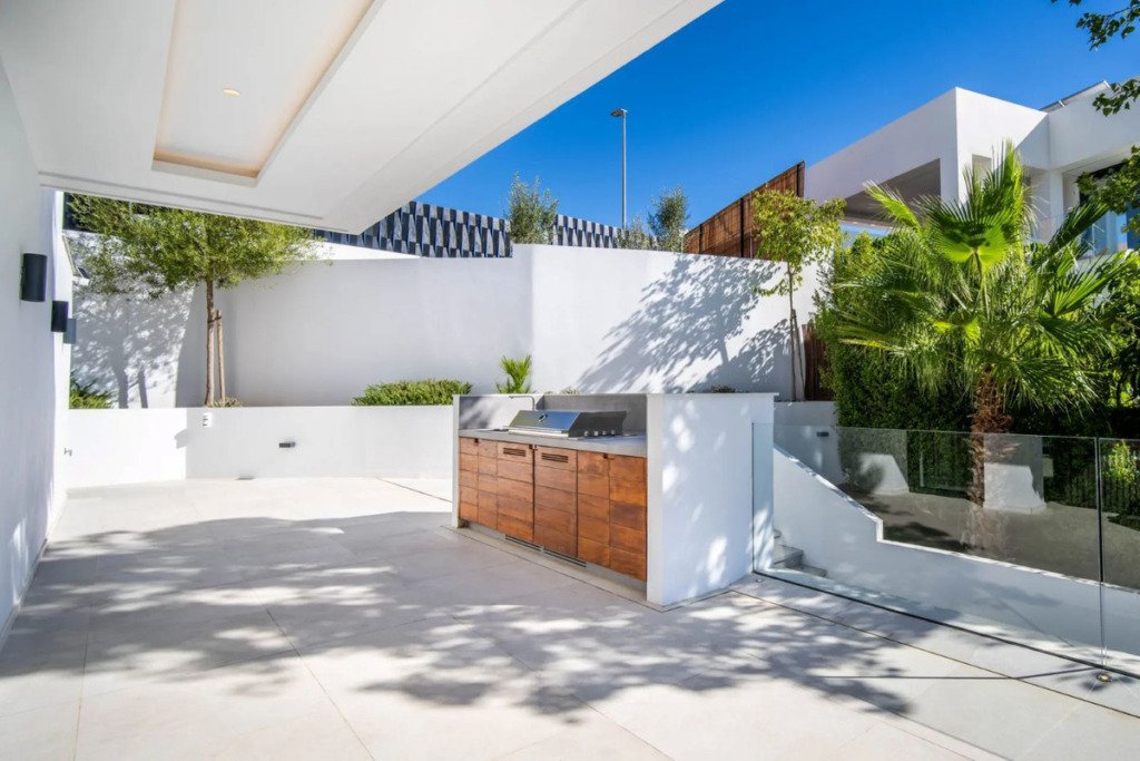 Detached Villa — Nueva Andalucía