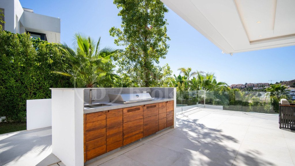 Detached Villa — Nueva Andalucía